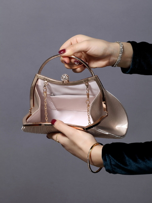 EUROPE AND THE UNITED STATES RETRO SOLID COLOR PLEATED HAND RING FASHION LOCK CLOSED DINNER BAG CHAIN CROSSBODY BAG