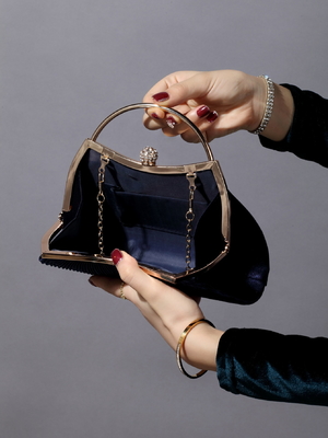 EUROPE AND THE UNITED STATES RETRO SOLID COLOR PLEATED HAND RING FASHION LOCK CLOSED DINNER BAG CHAIN CROSSBODY BAG
