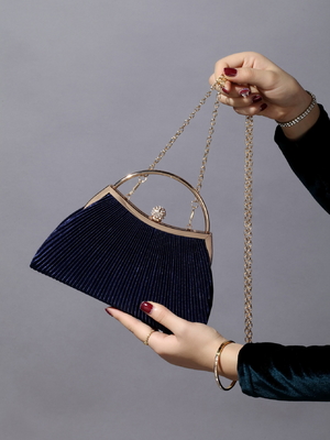 EUROPE AND THE UNITED STATES RETRO SOLID COLOR PLEATED HAND RING FASHION LOCK CLOSED DINNER BAG CHAIN CROSSBODY BAG