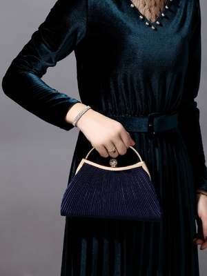 EUROPE AND THE UNITED STATES RETRO SOLID COLOR PLEATED HAND RING FASHION LOCK CLOSED DINNER BAG CHAIN CROSSBODY BAG